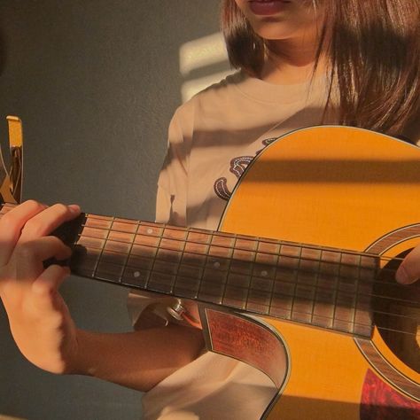 #sunkissed #guitar #playingguitar #brown #brownaesthetics #vibes #vintage #aesthetic #girl #ig #igideas #instagram #instagramideas #instagrampostideas #igpost Guitar Playing Aesthetic, Playing Aesthetic, Girl Playing Guitar, Guitar Aesthetic, Guitar Playing, Playing Guitar, Acoustic Guitar, Aesthetic Girl, Guitar