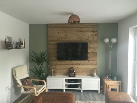 My living room, DIY wood pallet wall/ TV wall mount. Earth tones and copper… Bedroom Tv Wall Ideas, Wall Behind Tv, Tv A Muro, Bedroom Tv Wall, Screen Wall, Modern Tv Wall, Wood Pallet Wall, Tv Display, Tv Wall Decor