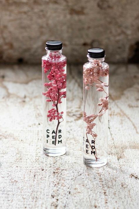 Herbarium Bottle, Pepper Berries, Flower Bottle, Pink Pepper, Unique Candles, Bottle Vase, Natural Cosmetics, Bottle Design, Bottle Crafts