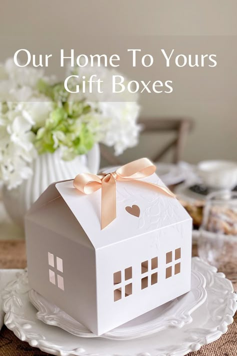 A pretty house shape box with cut outs for windows and hearts and tied with a satin ribbon on the roof sits atop a small stack of white plates. Desserts Fancy, Small Cake Boxes, Christmas Cookies Packaging, Gift Box Cakes, Dessert Box, Cookies Branding, Cookie Gift Box, Tooth Fairy Box, Bakery Boxes