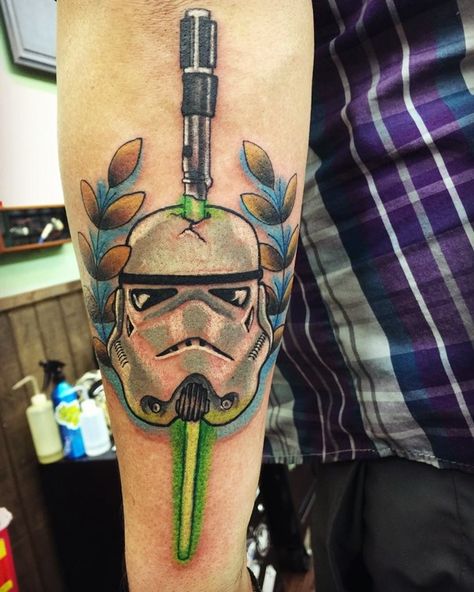 stormtrooper star wars tattoo-17 Stormtrooper Tattoo, Boba Fett Tattoo, Mandalorian Tattoo, Star Wars Tattoo Sleeve, Traditional Heart, Helmet Tattoo, Lady Bug Tattoo, Flash Tattoo Designs, Tattoo Traditional