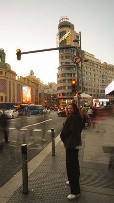 Big City Poses, Poses In Front Of Building, Pose In Front Of Building, Madrid Photoshoot Ideas, Madrid Photo Ideas Instagram, Big City Photoshoot, Madrid Aesthetic Girl, Madrid Pictures Ideas, Madrid Instagram Pictures