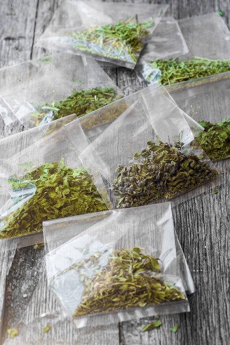 packets of homemade Microwave Dried Herbs ~ a great way to preserve summer's bounty! ~ theviewfromgreatisland.com Drying Fresh Herbs, Homemade Preserves, Herb Drying, Preserving Herbs, Dry Herbs, Microwave Cooking, Dried Herbs, Homemade Spices, Dehydrated Food