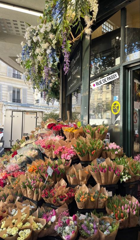 Paris Flower Shop Aesthetic, Paris Flower Shop, Paris Core, Flowers In Paris, Realistic Paper Flowers, Paris Flower Market, Buying Flowers, Making Paper Flowers, Paris Flowers