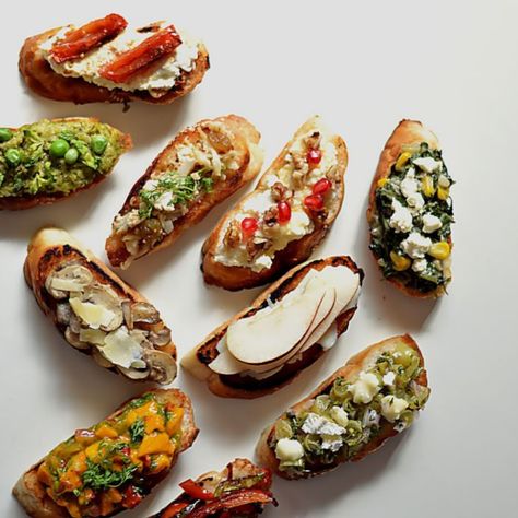 Vegetarian Wedding Appetizers, Vegetarian Starter Recipes, Vegetarian Italian Recipes, Bruschetta Appetizer, Heavy Appetizers, Vegetarian Starters, Crostini Appetizers, Bruschetta Toppings, Bread Dishes