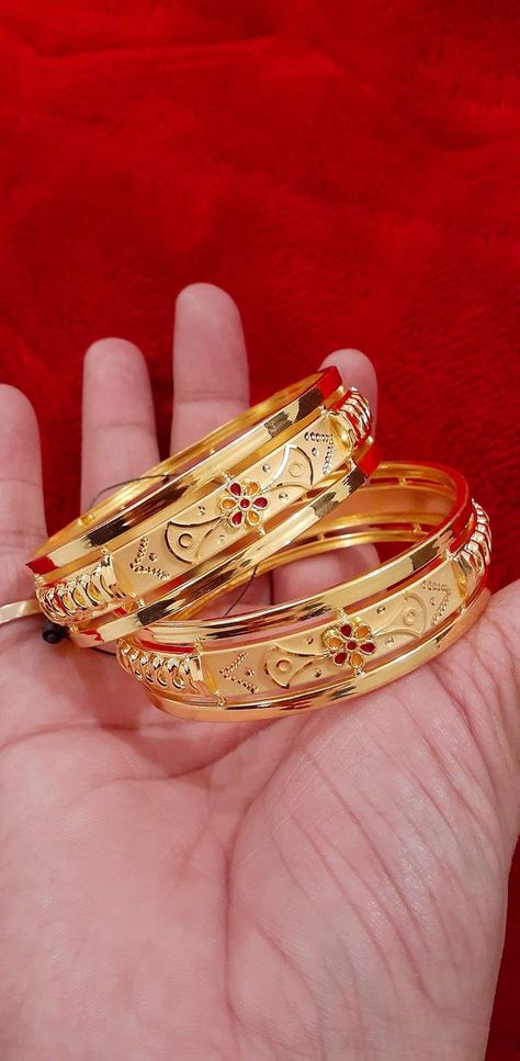 Churi Design Gold, Ladies Gold Bangles Designs, Ladies Bangles Gold, Punjabi Gold Jewellery Set, Patla Bangles Gold, Kangan Gold Bangle Set, Bangals Design In Gold, Gold Churi Design, Gold Kada Design For Women