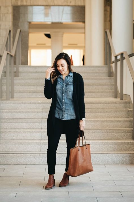 What To Wear When You Don’t Know What To Wear | Sharing My Sole Black Cardigan Outfit Work, Stylish Leggings Outfit, Black Cardigan Outfit, Jean Shirt Outfits, Looks Camisa Jeans, Chambray Shirt Outfits, Denim Shirt Outfit, Look Plus Size, Black Jeans Outfit