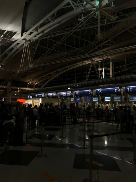 Aesthetic Airport Pictures Night, Airport Aesthetic Winter, Dark Airport Aesthetic, Airports At Night, Airport Vibes Night, Airport Snapchat Stories Night, Airport At Night Aesthetic, Night Airport Aesthetic, Airport Aesthetic Night