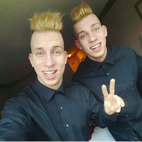 Voros Twins, Me And Twin, Twins Meme, Meme Party, Twin Pictures, Twin Brothers, Silly Pictures, Pinterest Girls, Smash Book