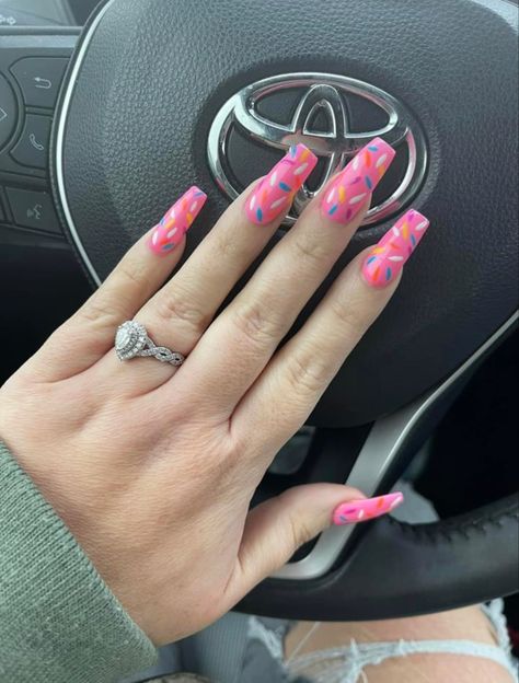 Birthday Hot Pink Nails, Birthday Nails Bright Colors, Hot Pink Bday Nails, Fun Bright Nails Summer, Fun Nails 2023, Bright Pink Birthday Nails, Pink Sprinkle Nails, Happy Birthday Nails Designs, Summer Nails At Home