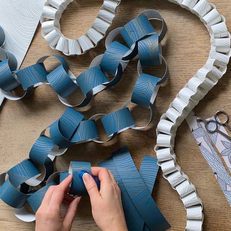 Paper chains are a wonderful way to use up left over wallpaper scraps or off cust. I have made these chains out of single designs but they look beautiful when made of mixed patterns which means even the tiniest strip of paper doesn’t go to waste #sustainablechristmas #diychristmasdecorations #christmascrafting #makeyourownchristmasdecorations #papercraft #paperchains #diypaperchains #makeyourownpaperchains Paperchain Christmas Decoration, How To Make Paper Chains, Christmas Paper Chains Garland, Paper Chain Ideas, Paper Chain Crafts, Paper Chains Christmas, Paper Chain Decorations, Paper Chain Christmas, Christmas Paper Chain