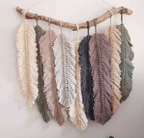 Macrame Feather Wall Hanging, Art Macramé, Macrame Feathers, Feather Wall Hanging, Macrame Wall Hanging Diy, Diy Yarn Crafts, Stil Boho, Feather Crafts, Feather Wall