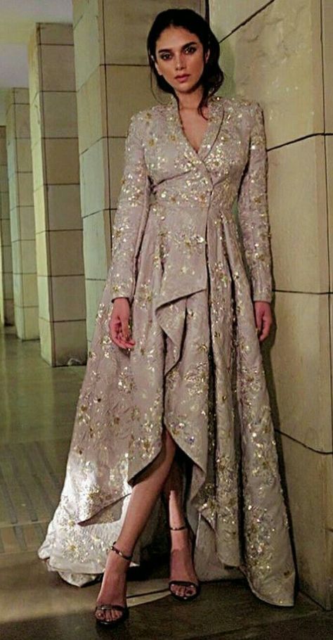 Western Dress Design, Stylish Gown, Heavy Dresses, Women Jumpsuit, Salwar Kamiz, Boho Beauty, Indian Gowns Dresses, Indian Gowns, Designer Party Wear Dresses