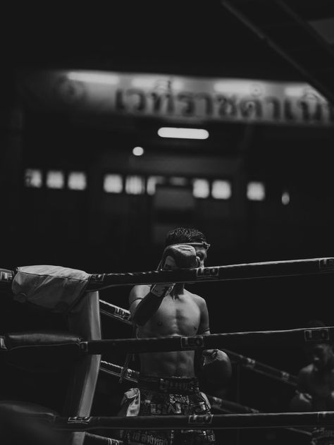 Boxer Aesthetic, Martial Arts Photography, Boxing Images, Boxe Thai, Muay Thai Training, Portraiture Art, Boxing Gym, Martial Artists, Black White Photography