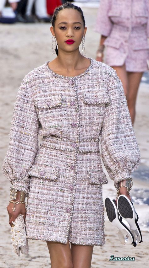 Chanel Spring/Summer 2019 RTW Chanel Fashion Outfits, Sport Vibes, Tweed Fashion, Tweed Dresses, Designer Mini Dress, Outfits Sporty, Chanel Style Jacket, Mode Chanel, Designer Mini Dresses