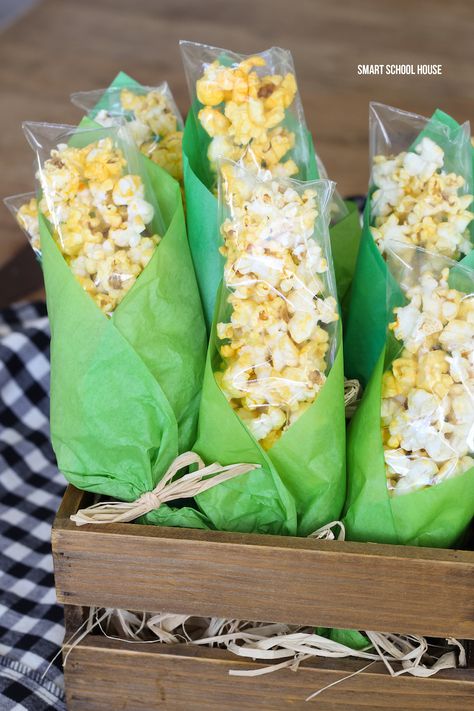 Popcorn Corn on the Cob Treat Bags. ADORABLE! Baggies of popcorn wrapped in green tissue paper to look like corn on the cob for Thanksgiving. Popcorn Corn On The Cob, Thanksgiving Snacks, Fest Mad, Barnyard Birthday Party, Fest Temaer, Popcorn Treats, Farm Animals Birthday Party, Farm Themed Birthday Party, Future School