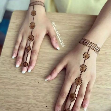 Easy Mehendi Designs Fingers, Minimal Mehendi Back Hand, Easy Minimal Mehndi Designs, Easy And Aesthetic Mehendi Designs, Small And Easy Mehendi Designs, Very Minimal Mehendi, Easy Small Mehandi Designs, Mehndi Designs For Small Kids, Back Simple Mehndi Design Easy