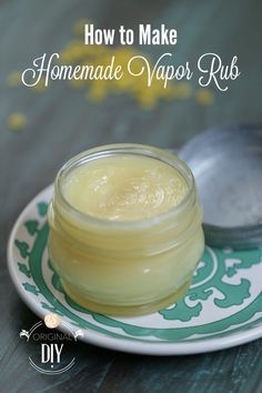 How to make homemade vapor rub! Plus, a video tutorial that shows every step. This is so easy to make! Homemade Vapor Rub, Salve Recipes, Vapor Rub, Diy Essentials, Diy Kosmetik, Chest Congestion, Rub Recipes, Natural Healing Remedies, Diy Remedies