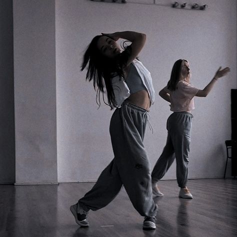 90s Hip Hop Dancer Aesthetic, Brown Dance Aesthetic, Contemporary Dancing Aesthetic, Girls Dancers Aesthetic, Hip Hop Dancing Aesthetic, Female Dancer Aesthetic, Street Dancing Aesthetic, Dance Choreographer Aesthetic, Choreographer Outfit