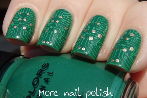 The electronics tech in me must have this! Circuit board nail art Circuit Board Nails, Fallout Nail Art, Circuit Nails, Video Game Nail Art, Computer Nails, Robot Nails, Gamer Nails, Geek Nails, Tech Nails