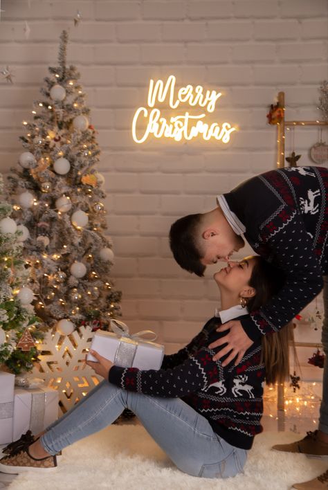 Night Time Christmas Photoshoot, Xmas Couple Outfit, Christmas Time Engagement Photos, Couple Christmas Mini Sessions, Christmas Photo With Boyfriend, Christmas Photoshoot Couples Outfits, Studio Christmas Mini Sessions Couple, Christmas Family Shoot Ideas, Christmas Couple Outfits For Pictures