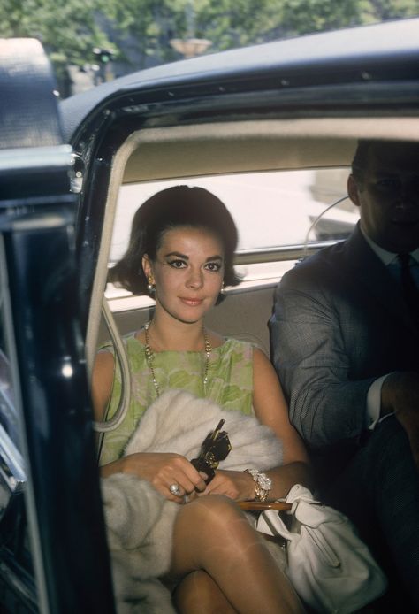 Natalie Wood in 30 rare photographs | Vogue France Miracle On 34th Street, Splendour In The Grass, Natalie Wood, Glamour Beauty, West Side Story, Hollywood Icons, Robert Redford, James Dean, Anne Hathaway