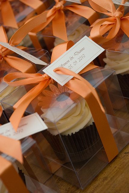 Cupcake Wedding Favors, Anniversary Cupcakes, Cupcake Favors, Winter Wedding Planning, Fall Cupcakes, Delicious Clean Eating, Wedding Color Trends, Cupcake Bakery, Dessert Packaging