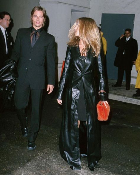 Jennifer Aniston 90s, Brad Pitt Jennifer Aniston, Brad Pitt And Jennifer, Friends Rachel, Brad And Jen, Jeniffer Aniston, Jennifer Aniston Style, Jen Aniston, Long Leather Coat