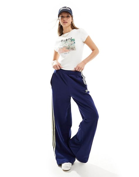 Adidas Navy Track Pants, Navy Blue Adidas Pants Outfits, Adidas Striped Pants Outfit, Track Pants Adidas, Adidas Trousers Outfit, Adidas Wide Leg Pants, Pe Outfits, Adidas Women Outfit, Sport Pants Outfit