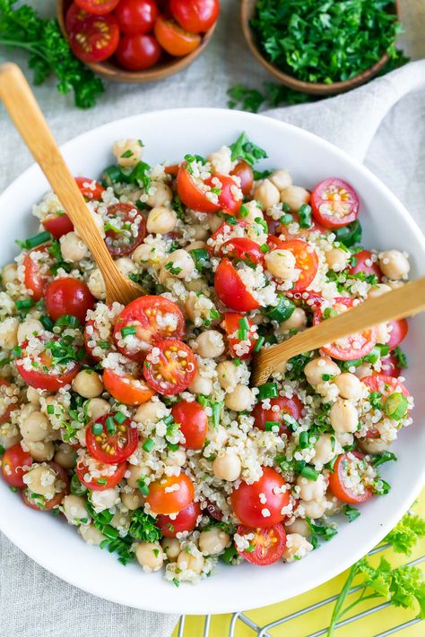 This Tomato Quinoa Salad is fast, flavorful, and easily made in advance, meal prep style, for speedy lunches and sides for work, school, or home! Vegan + GF Tomato Quinoa Salad, Tomato Quinoa, Salad Quinoa, Vegan Protein Recipes, Plats Healthy, Quinoa Recipe, Quinoa Salat, High Protein Vegan Recipes, Idee Pasto