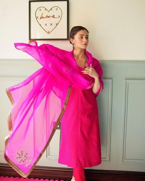 Zara Looks, Silk Sarees Online Shopping, Rani Pink, Simple Kurta Designs, Casual Indian Fashion, Long Kurti Designs, Desi Fashion Casual, Indian Photoshoot, Indian Dresses Traditional