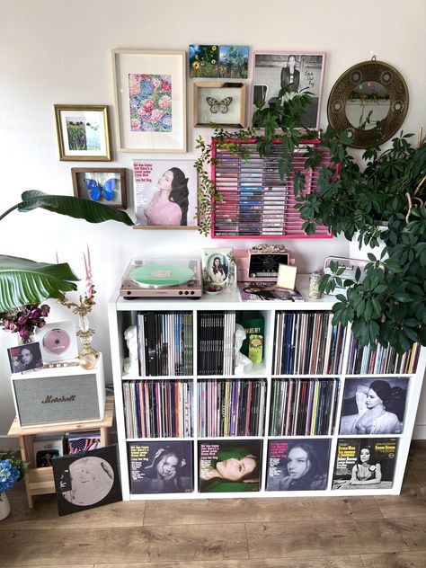 Lana Del Rey Apartment, Lana Del Ray Inspired Room, Cute Record Player Setup, Vinyl Storage Aesthetic, Lana Del Rey Inspired Bedroom, Room Inspo Lana Del Rey, Room Decor Lana Del Rey, Vinyl Set Up Aesthetic, Lana Del Rey Inspired Room