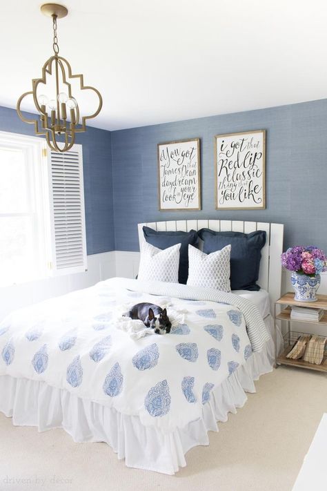 Blue and white bedroom with grasscloth walls, hand blocked duvet, and gold pendant chandelier Rearranging Bedroom, Blue And Gold Bedroom, Princess Room Decor, Pinterest Cute, Chic Living Room Decor, Sitting Room Decor, Blue Living Room Decor, White Bedroom Decor