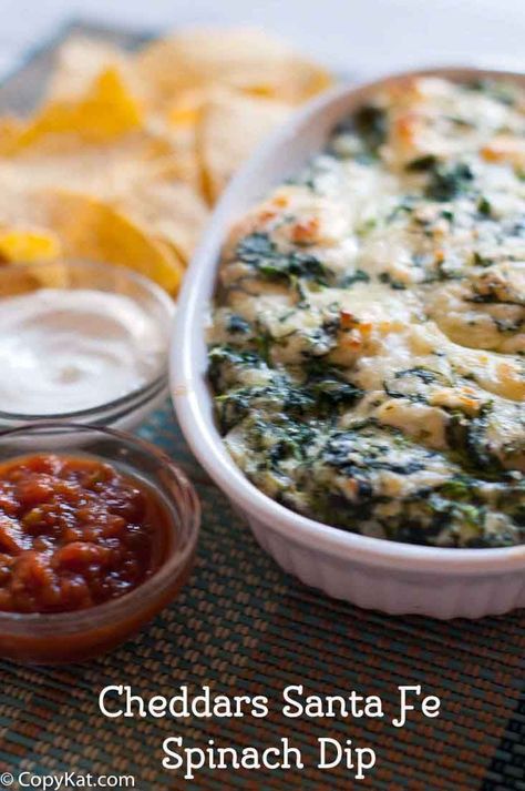 Make Cheddars Santa Fe Spinach Dip, this recipe is so easy, and so tasty.  Enjoy this copycat recipe tonight. Cheddars Spinach Dip, Best Spinach Dip, Pepperoni Dip, Chips Dip, Chips Salsa, Spinach Dip Recipe, Cheesecake Dip, Copykat Recipes, Spinach Dip