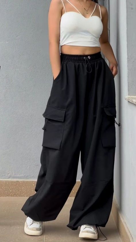 Baggy Trousers Outfit, Cargo Pants Women Outfit, Hippie Streetwear, Parachute Cargo Pants, Sheer Nails, Parachute Cargo, Stylish Hoodies, Cargo Pants Outfit