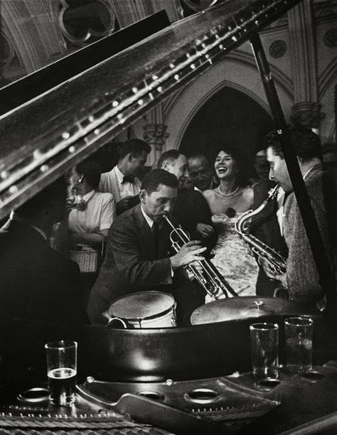 Newport, Rhode Island, 1954 by Elliott Erwitt Elliott Erwitt Photography, Arte Jazz, Elliott Erwitt, Jazz Bar, Robert Frank, Steve Mccurry, Martin Parr, Robert Doisneau, Henri Cartier Bresson