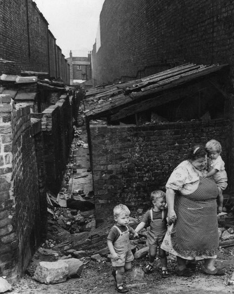 Mother And Children, Lost Village, Back Alley, Liverpool History, Liverpool Home, London Photographer, 1000 Piece Puzzle, Portrait Images, Family Homes