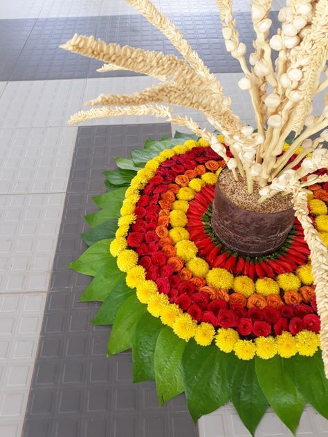 Kerala Poo Kolam Kolam For House Warming, Poo Kolam Flowers, Poo Kolam Flowers Onam, Poo Kolam, Pongal Celebration, Pooja Decor, Engagement Decor, Ganapati Decoration, Big Rangoli