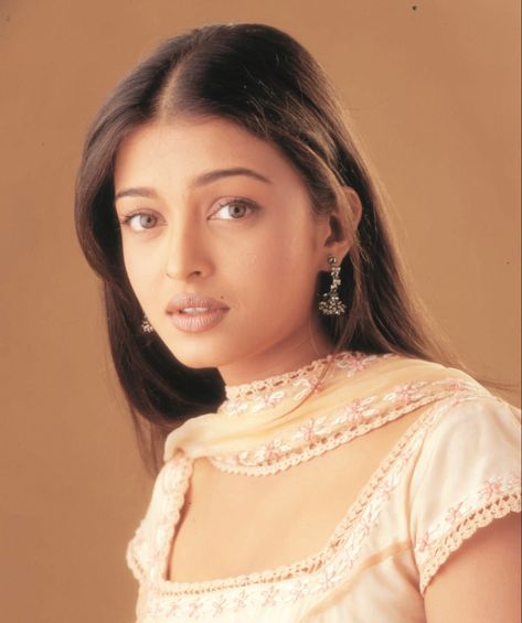 Aishwarya Rai 90s, Aishwarya Rai Movies, Aishwarya Rai Makeup, 2000s Makeup Looks, Aishwarya Rai Pictures, 90s Bollywood Aesthetic, 90s Bollywood, Bollywood Outfits, Aishwarya Rai Bachchan