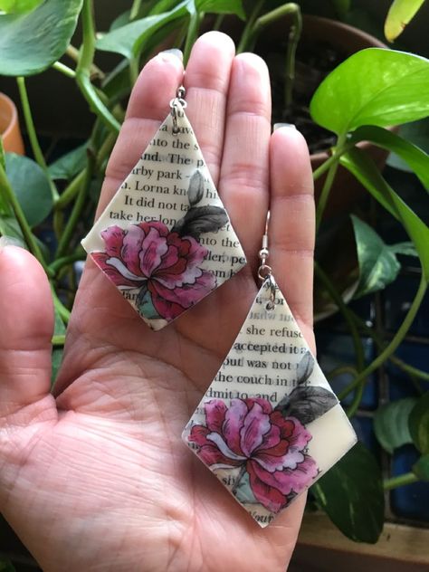 Decoupage Jewelry Diy, Book Page Earrings Diy, Paper Jewellery Diy, Diy Book Earrings, Modge Podge Earrings, Upcycled Earrings Diy, Book Earrings Diy, Diy Paper Earrings, Fun Jewelry Ideas