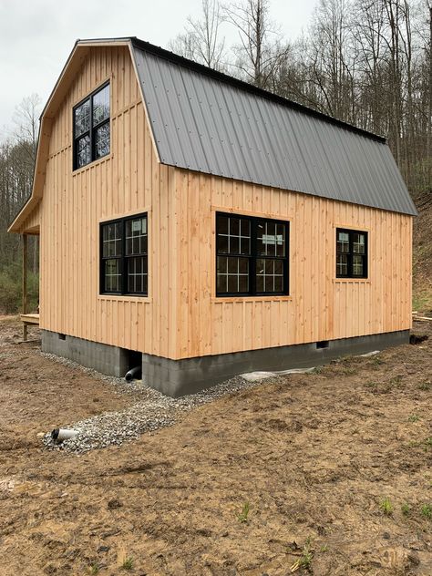 Amish Gambrel Cabins Diy House On A Budget, Small Cottage Cabin, Tiny Cabin House Plans, Amish Cabins Tiny Houses, Tiny House Made From Shed, Amish Shed Tiny House, Diy Cabin Build, Tiny House Cabin Plans, Tiny Cabin Loft