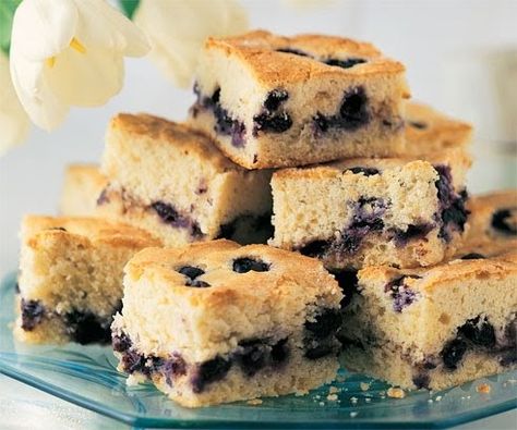 My mother claims this is the best blueberry cake recipe ever! It is from Cooking Down East by Marjorie Standish. Standish was a long-running... Wild Blueberry Recipes, Blueberry Coffee Cake Recipe, Southern Cake, Blueberry Cake Recipes, Blueberry Coffee, Blueberry Coffee Cake, Cookie Brownie Bars, Berry Farm, Chocolate Chip Cookie Bars