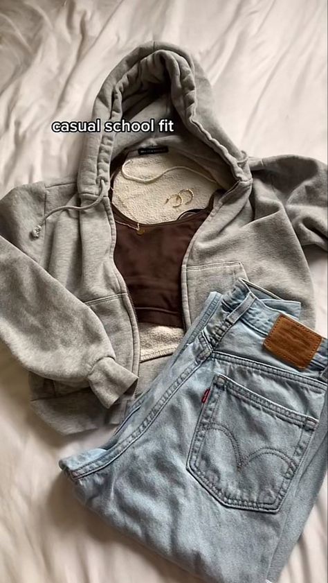 Leggings And Short Sleeve Shirt Outfit, Short Sleeve Outfits For School, Things To Wear With Jeans, Outfit Ideas For School Comfy, Pretty Outfits For School, Cute Shoes For Teen Girls, Movie Outfits Ideas, Cute Simple Outfits For Summer, Summer Chill Outfit