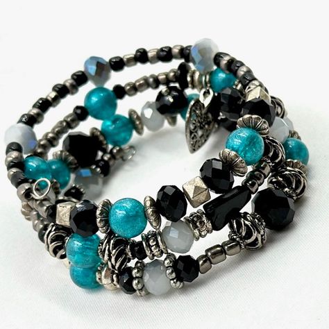 This Turquoise And Black Crystal Wrap Bracelet Is 3 Rows Of Silver Memory Wire Filled With Various Glass Beads, Crystals, And Silver Spacer Beads, Along With A Silver Heart Charm To Finish It. Crystal Wrap, Memory Wire Wrap Bracelets, Jeans Ideas, Wire Bracelets, Bracelets Patterns, Turquoise And Black, Memory Wire Bracelet, Diy Bracelets Patterns, Wire Wrapped Bracelet