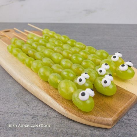 Grape Halloween Snack, Snake Themed Snacks, Snake Snacks For Kids, Green Snacks For Party, Green Food Board Ideas, Snake Cakes For Kids, Green Snacks For Color Party, Snake Party Ideas, Snake Snacks