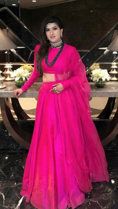 Plain Lehnga Outfit, Plain Lehenga Designs, Plain Lehenga Choli, Pink Dress Design, Indian Dress Up, Simple Lehenga, Indian Outfits Lehenga, Lehenga Designs Simple, Bridal Lehenga Red