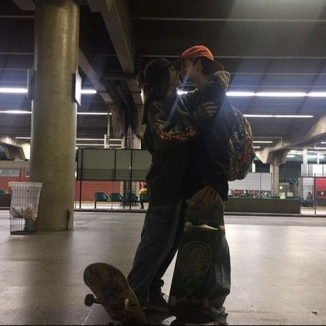 Skater Couple Aesthetic, Grunge Skater Boy, Skater Boy Aesthetic, Skater Couple, Emo Couples, Skate Aesthetic, Grunge Couple, Skater Boys