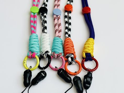 Top Beaded Keyrings & Lanyards Paracord Weaving, Phone Keychain, Paracord Braids, Paracord Ideas, Paracord Lanyard, Strap Keychain, Diy Horse, Paracord Diy, Paracord Keychain