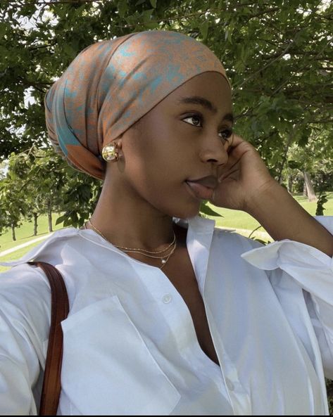 Pashmina Head Wrap, Covering Hair With Scarf, Head Scarf Styles Black Women, Head Covering Christian, Scarf Black Women, Doek Styles, Uche Mba, Christian Veiling, Hair Scarf Tutorial