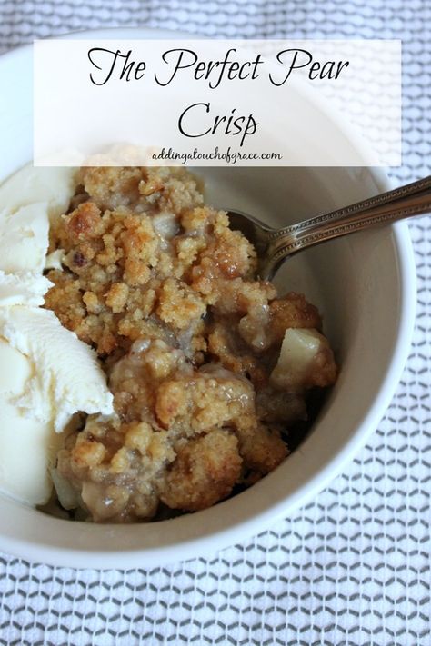 This pear crisp is so simple to make and so tasty that it will knock your socks off! Pear Dessert Recipes, Pear Crisp, Pear Dessert, Fruit Crisp, Kolaci I Torte, Pear Recipes, Sandwich Recipe, Sloppy Joes, Eat Dessert